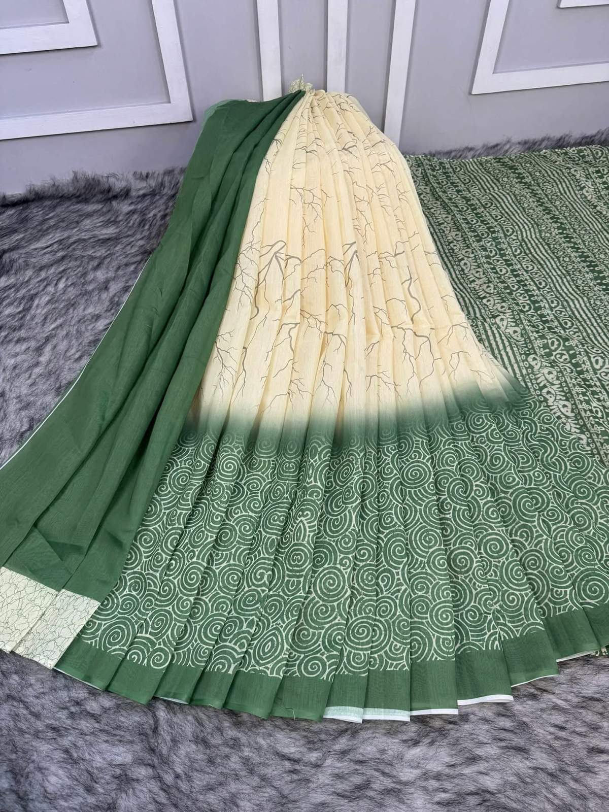 White and Green Semi Moslin Silk Saree With Blouse Piece |