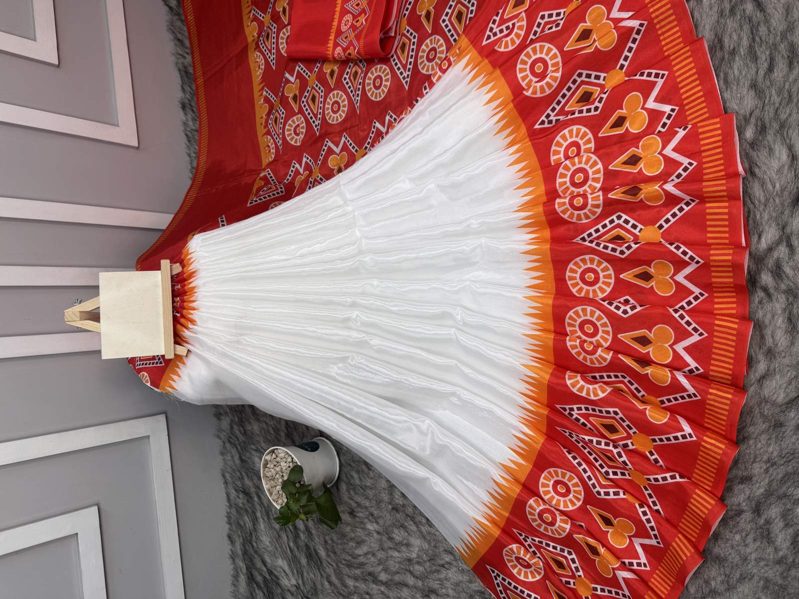 White And Red Soft Silk Digital Print Saree With Blouse Piece |