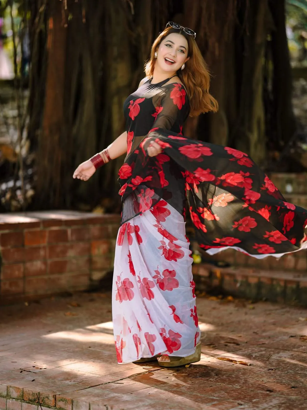 Black and white semi Moslin silk Floral Print Saree |